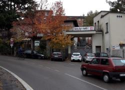 Varese, professoressa accoltellata alla schiena 3 volte da studente di 17 anni all'Enaip, all'ingresso della scuola: al vaglio premeditazione