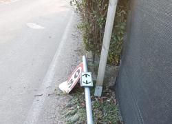Treviso, dopo "Fleximan ecco "Cartelman": abbattuti col trattore 5 cartelli con limite di 30 all'ora. Il web: "Un altro eroe"