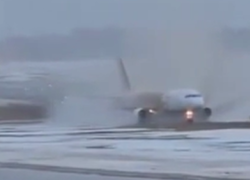 Aereo fuori pista a Vilnius, charter Avion Express da Orio tocca terra e sbanda nella neve: evacuati 179 passeggeri - VIDEO
