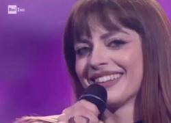 Sanremo 2024, "Annalisa è incinta, ecco perché non ha fatto le scale", lei: "Non sono scesa perché un anno fa sono caduta"