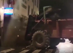 Francia, la protesta degli agricoltori, trattore getta letame sulla sede della polizia e partono gli olè dei presenti - VIDEO 