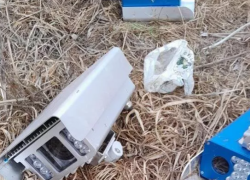 Fleximan ad Asti, pezzi dell'autovelox abbattuto trovati nel Tanaro e consegnati alla polizia. Il web: "Non fermerete il nostro eroe"