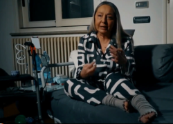 Vaccino Covid, reazioni avverse, ex infermiera Amelia: "Dolori a pochi minuti dall'iniezione, ora vivo in sedia a rotelle e voglio morire" - VIDEO