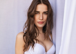 Clara Soccini, le foto più sexy della cantante di Sanremo 2024: dallo shooting in intimo a quello in costume al mare