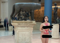 Roma, attivisti ai Musei Capitolini: Maria Sofia Federico si spoglia e protesta "contro circhi e allevamenti". Il web: "Stavolta Rocco Siffredi ti inc*ula per punirti" - VIDEO