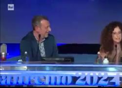 Teresa Mannino: "Noi colonia Usa e sudditi, John Travolta fa quello che vuole e dobbiamo stare zitti, come dobbiamo stare zitti su tutto il resto"; e Amadeus se la ride - VIDEO