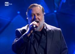 Sanremo, Russell Crowe canta "Let the light shine" con la sua band The Gentleman Barbers, poi scherza sul ballo del qua-qua -  VIDEO