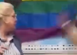 Usa, mamma irrompe in aula di scuola e strappa bandiera arcobaleno LGBTQ: "Non vi pago per insegnare questo". Il web: "Medaglia al valor civile" - VIDEO