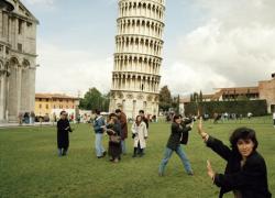 Martin Parr al Mudec di Milano con la mostra fotografica Short & Sweet che ben evidenzia il suo mondo contraddittorio