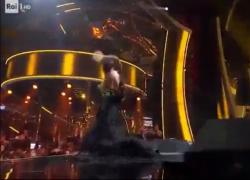 Angelina Mango caduta a Sanremo 2024 durante l'esibizione, la cantante inciampa nel vestito: "Scusate, sono un po' stanca" - VIDEO