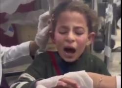 Israele bombarda Rafah, le lacrime dei bimbi palestinesi feriti: cure mediche a terra ai corpi insanguinati - VIDEO