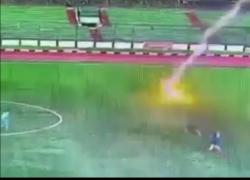 Calciatore colpito da un fulmine in Indonesia morto folgorato in campo, Septian Raharja preso in pieno al petto - VIDEO choc