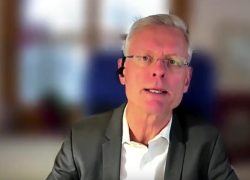 Vaccino Covid AstraZeneca, Report: “Nel siero anticorpi anti-PF4. Sviluppano trombosi associata a trombocitopenia", ma l'azienda non riconosce i danni - VIDEO