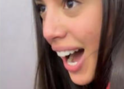 Sex toy acceso nella valigia che vibrava con forza prima del decollo, l'influencer Amanda Diaz costretta da polizia a scendere dall'aereo - VIDEO