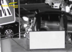 Monza, falso cieco alla guida trasporta un finto invalido, 66mila euro di sussidi incassati: arrestati 2 pachistani per truffa aggravata - VIDEO