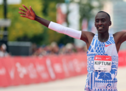 Kelvin Kiptum morto a 24 anni in incidente stradale: ipotesi malore improvviso per il "re della maratona", finito contro un albero con la sua auto