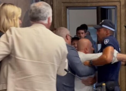 Terni, ex sindaco Bandecchi indagato per resistenza alla polizia dopo scontro con consigliere FdI: "Testate sui denti a chi mi aggredisce"