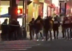 New York, sparatoria in metropolitana nel Bronx dopo lite tra adolescenti: morto passante 35enne, 5 feriti. Killer in fuga - VIDEO