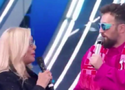 Dargen D'Amico da Mara Venier: "L'immigrazione è positiva", poi zittito: "Non c'è tempo". Lei ai giornalisti fuori onda: "Sono in imbarazzo" - VIDEO