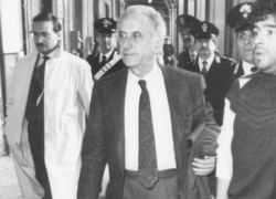 Addio a Vincenzo Maria Siniscalchi, morto a 92 anni l'ex avvocato di Maradona e Tinto Brass: "Malore improvviso durante convegno Anpi a Napoli" 