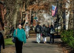 Obbligo vaccino Covid ad Harvard: "Pena sospensione", la dott.ssa Bowden: "Non evitano contagio e imporlo viola diritti studente"