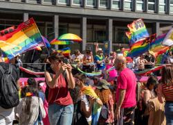Grecia approva matrimonio egualitario e adozioni di minori per coppie gay. Chiesa ortodossa: "Fermamente contrari"