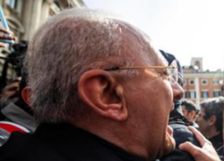 Autonomia differenziata, De Luca contro Meloni davanti Palazzo Chigi: "Str*nza, senza soldi il sud non va avanti". La premier: "Vada a lavorare"