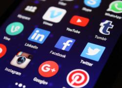 New York fa causa a TikTok, Facebook e YouTube: "I social danneggiano la salute mentale dei giovani"