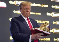 Donald Trump lancia una linea di sneaker patriottiche strizzando l'occhio ai giovani: un paio firmate vendute a 9mila $
