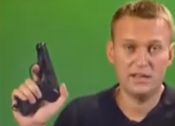 Navalny nel 2007: "Musulmani come scarafaggi: se troppo aggressivi, usate una pistola", e poi spara - VIDEO