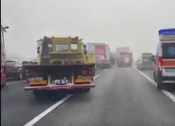 Parma, incidenti per nebbia in A1, 30 auto coinvolte, 25 feriti di cui 2 gravi. Chiusa l'autostrada - VIDEO