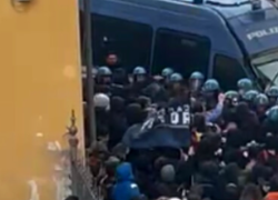Corteo pro-Palestina a Pisa e Firenze, cariche della polizia coi manganelli, 18 studenti feriti, 10 minorenni. Rettore: "Profondo sconcerto"