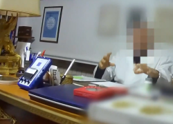 Vaccino Covid, il medico che "svaccina" le persone: "Punture sotto l'occhio a 250€ contro microchip presente nell'iniezione" - VIDEO
