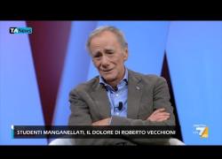 Vecchioni piange per le manganellate a Pisa: "Non si possono vedere queste cose, noi non siamo così" - VIDEO