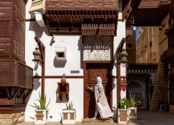 L&rsquo;Islam pi&ugrave; duro va in crisi se si tratta di soldi: l&rsquo;Arabia Saudita scopre l&rsquo;alcol selettivo, potranno bere gli stranieri ricchi