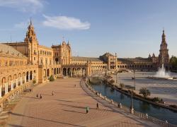 Siviglia, causa troppo affollamento i turisti pagheranno per entrare nella celebre Plaza de Espana