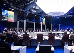 Ucraina, la Nato si smarca da Macron: "No all'invio di truppe a Kiev", Cremlino: “In caso contrario conflitto inevitabile”