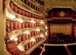Milano, al Teatro alla Scala piovono cellulari dai palchi in platea e scoppia la polemica