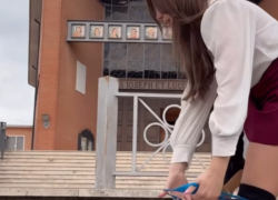 Influencer si sfila il perizoma davanti a chiesa di Fonte Nuova: "Confesserò i miei peccati"; Aury Prof denunciata dal parroco