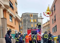 Genova, appartamento in fiamme per un corto circuito, settantenne finisce all'ospedale in fin di vita