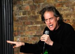 Richard Lewis, morto per infarto il comico statunitense, star della serie tv Curb your Enthusias: aveva 76 anni