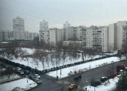 Funerali Navalny, 1000 persone fuori dalla chiesa, 130mila sintonizzate, assente la moglie Navalnaya, la folla: "Non abbiamo paura"