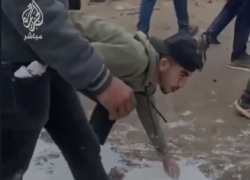 Gaza, bambini palestinesi raccolgono farina da terra, Usa: "Valutiamo lancio di massa di aiuti umanitari" - VIDEO 