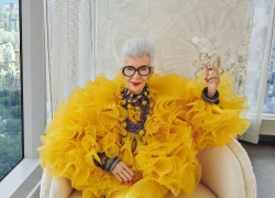 Addio a Iris Apfel, morta a 102 anni la collezionista e influencer più colorata e longeva al mondo: "Osa essere diverso"
