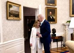 Biden bacia sulla testa Giorgia Meloni immortalando la sottomissione italiana: piena la sintonia sull'Ucraina 