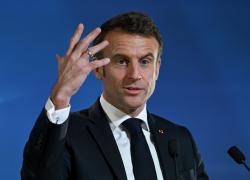Francia, i militari contro Macron: "Non prendiamoci in giro, di fronte ai russi siamo un esercito di majorettes"