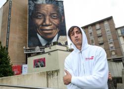 Jorit, chi è lo street artist dell'abbraccio con Putin a Sochi: opere, murales Mariupol e Maradona, carriera