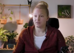 Canada, Kayla Pollock paralizzata a 37 anni dopo vaccino Covid Moderna: "Chiesto risarcimento, ma ospedale offre eutanasia"