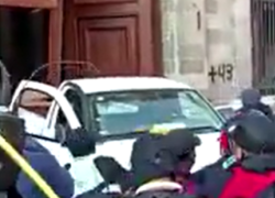 Messico, proteste per 43 studenti scomparsi nel 2014: porta del palazzo del presidente Lopez sfondata con pick up - VIDEO