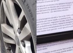 Milano, "ambientalisti" bucano gomme di 60 suv in Città Studi, poi i volantini: "La tua auto uccide"